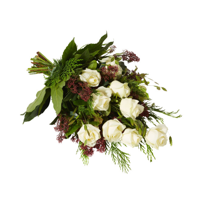 Traditionell och grön sorgbukett som är bunden med begravningsblommor i vitt och med inslag av rött. Buketten består till mestadels av vackra vita rosor.