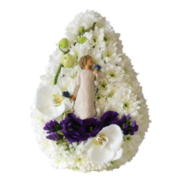 Tårformad dekoration med vita krysantemum och blå prärieklockor detaljer med en flicka som håller i lavenderbuketter i mitten av dekorationen. Dekorationen är en begravningsblomma och ett personligt arrangemang.