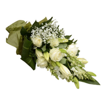 Stiliga begravningsblommor som är bundna med vita blommor i rosor,liljor,brudslöja samt lejongap. Sorgbuketten har även stora mörkgröna och ljusgröna blad.