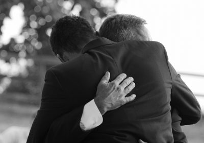 Begravningskramande Lavendla Begravningsbyrå Krama på begravning