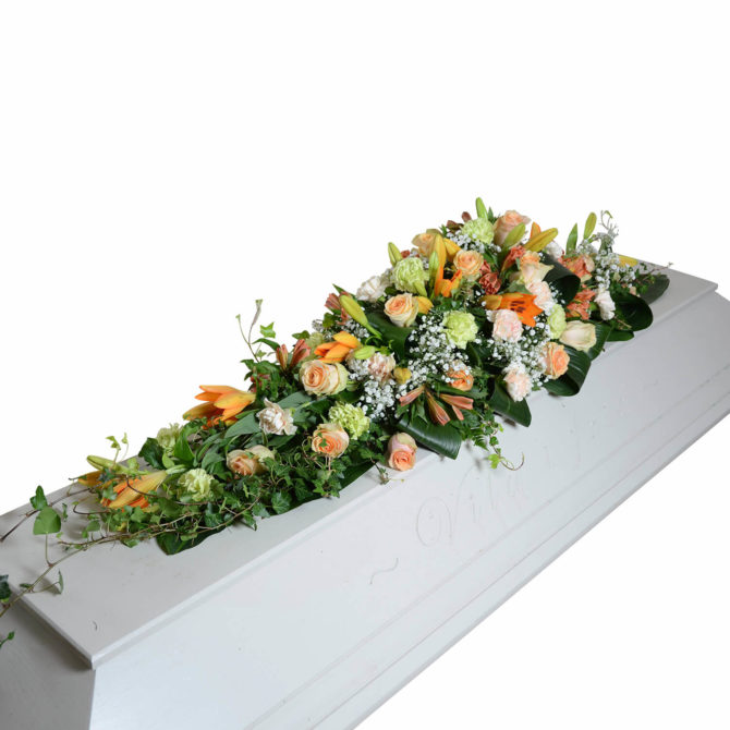 glans kistdekoration begravningsblommor lavendla